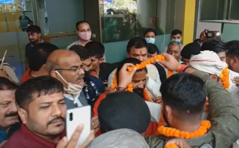 Varanasi News: योग गुरु बाबा रामदेव पहुंचे वाराणसी, इन कार्यक्रमों में लेंगे हिस्सा