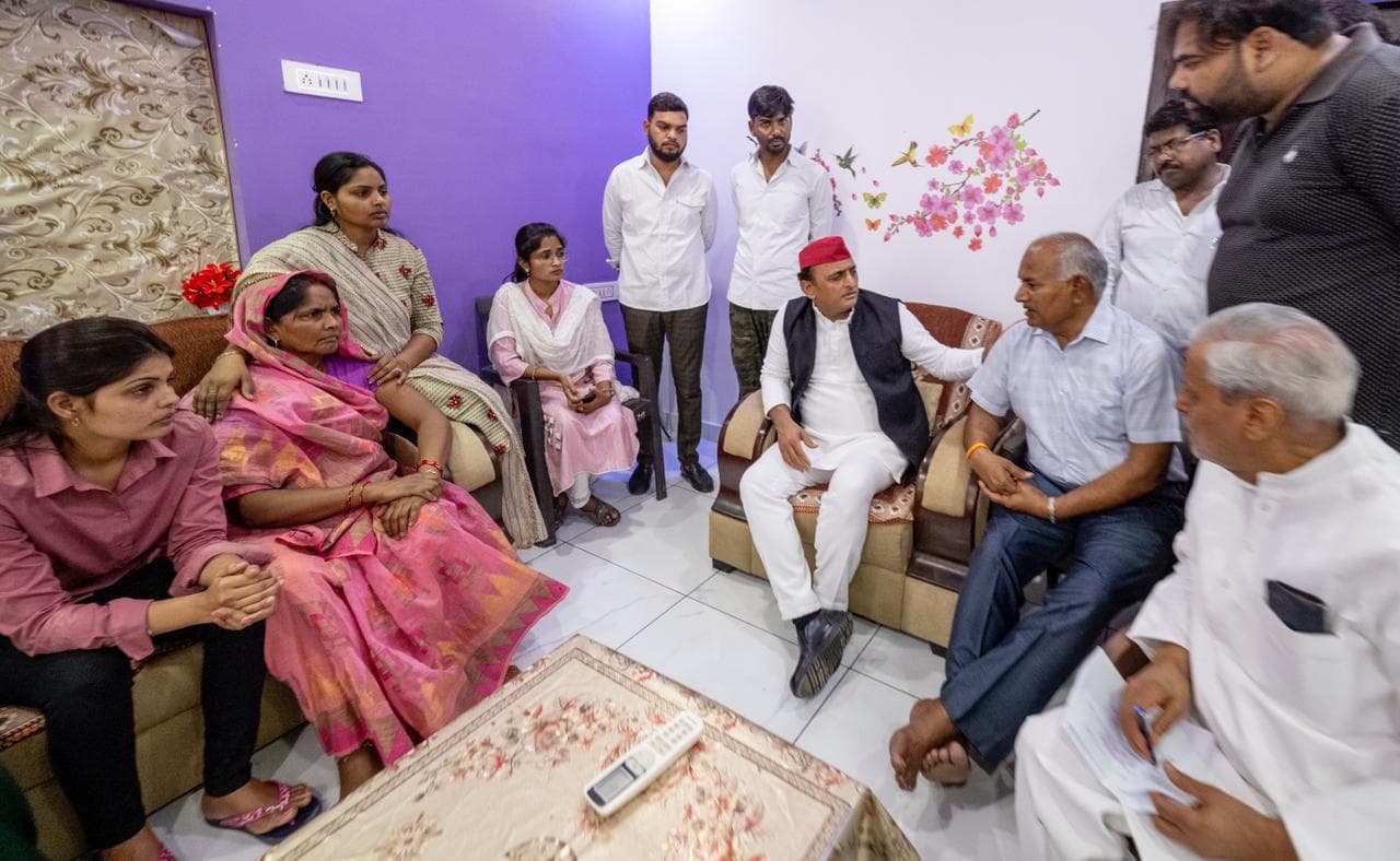 सपा प्रमुख अखिलेश यादव ने रश्मि यादव के परिजनों से की मुलाकात, कहा- CM की जाति के लोग कर रहे अन्याय