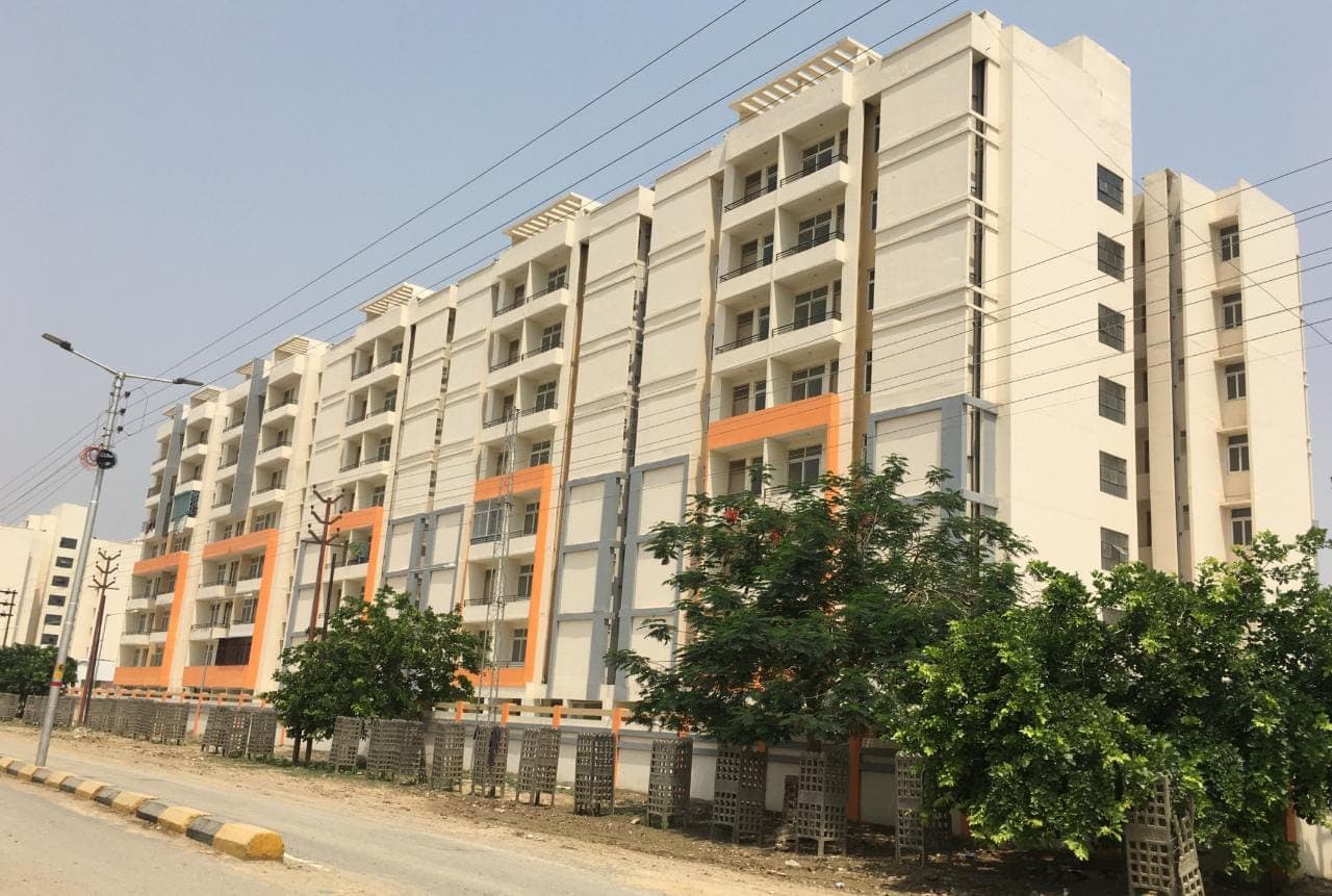 नोएडा में घर खरीदने का बना रहे हैं प्लान? प्राधिकरण ने जारी की फ्लैटों की पूरी लिस्ट, यहां देखें