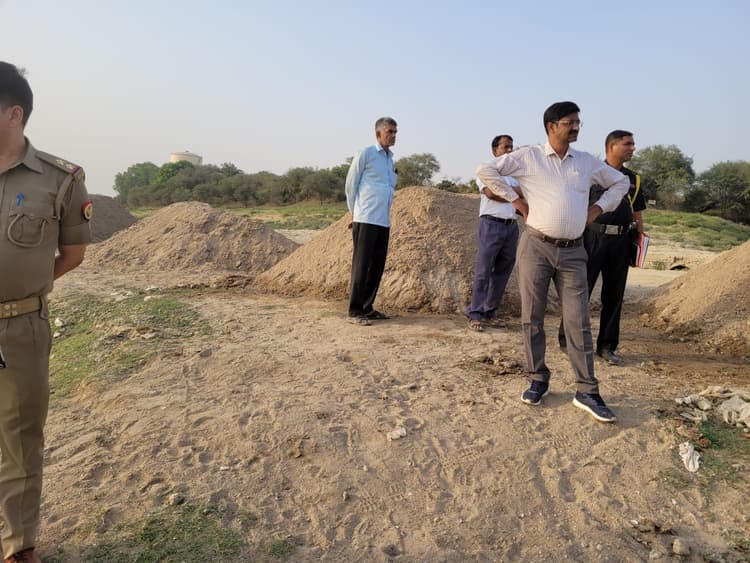 एसडीएम फूलपुर की कार्रवाई में खुला अवैध खनन का गोलमाल, छ्तनाग घाट पर डम्फ की जा रही थी बालू