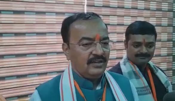 आजम खान समाजवादी पार्टी की बीमारी हैं, मैं डॉक्टर नहीं हूं कि उसका इलाज करूं- केशव प्रसाद मौर्य