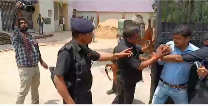 पटना की सड़कों पर उतरे Magadha University के छात्र, जानिए क्यों हुई सुरक्षाकर्मियों के साथ नोकझोंक