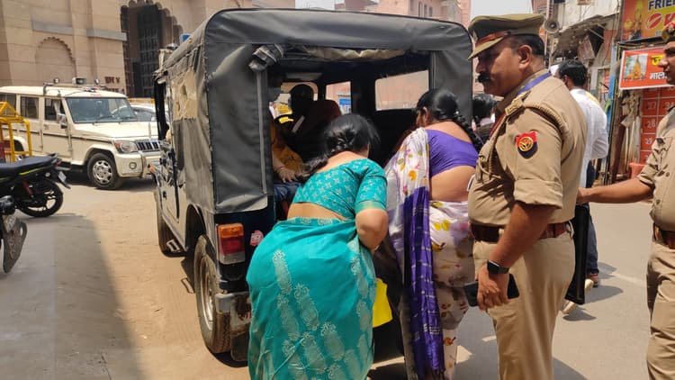 हैदराबाद के तीर्थयात्रियों का दल गर्मी से था परेशान, चौक इंस्पेक्टर ने अपनी गाड़ी से पहुंचाया होटल तक