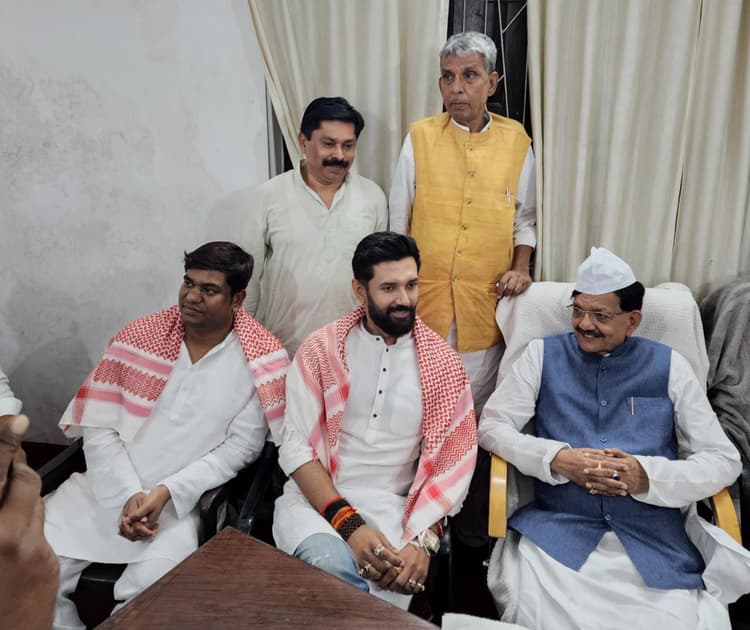 Iftar Party News कांग्रेस के इफ्तार पार्टी में मुकेश सहनी और चिराग पासवान एक साथ पहुंचे