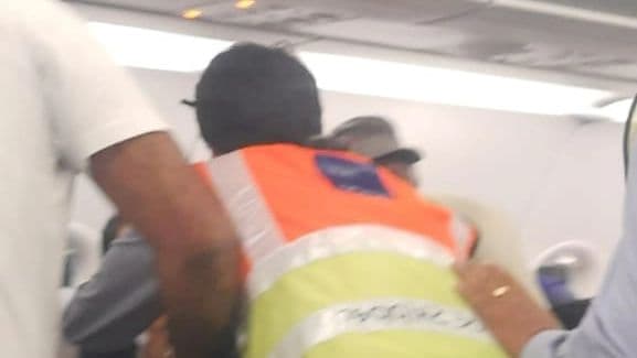 Varanasi News: इंडिगो एयरलाइंस के विमान में हुआ कुछ ऐसा, पायलट ने उड़ान भरने से कर दिया इनकार