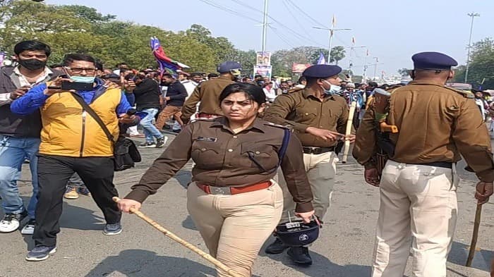 मां ने बेटे की मांगी डेडबॉडी, थानेदार ने मारा थप्पड़, एएसपी ने सब के सामने लगायी क्लास