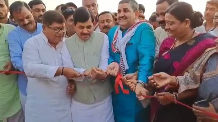 Bihar: जब शाहनवाज हुसैन फीता खोलने में फंसे तो मंत्री रामसूरत राय ने ताकत लगाकर तोड़ा, जानें पूरा मामला