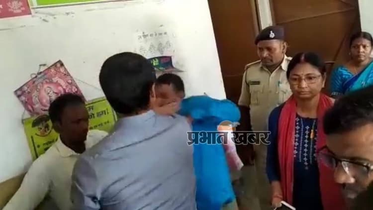 Bihar News: सेविका की जगह पति जमाते थे पद का धौंस, SDO साहेब ने जड़ दिये ताबड़तोड़ थप्पड़ , वीडियो वायरल
