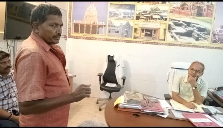 Video: पोस्टमार्टमकर्मी ने कहा 50 हज़ार दो और बेटे का शव ले जाओ, माता-पिता भीख मांगकर जुटा रहे पैसा