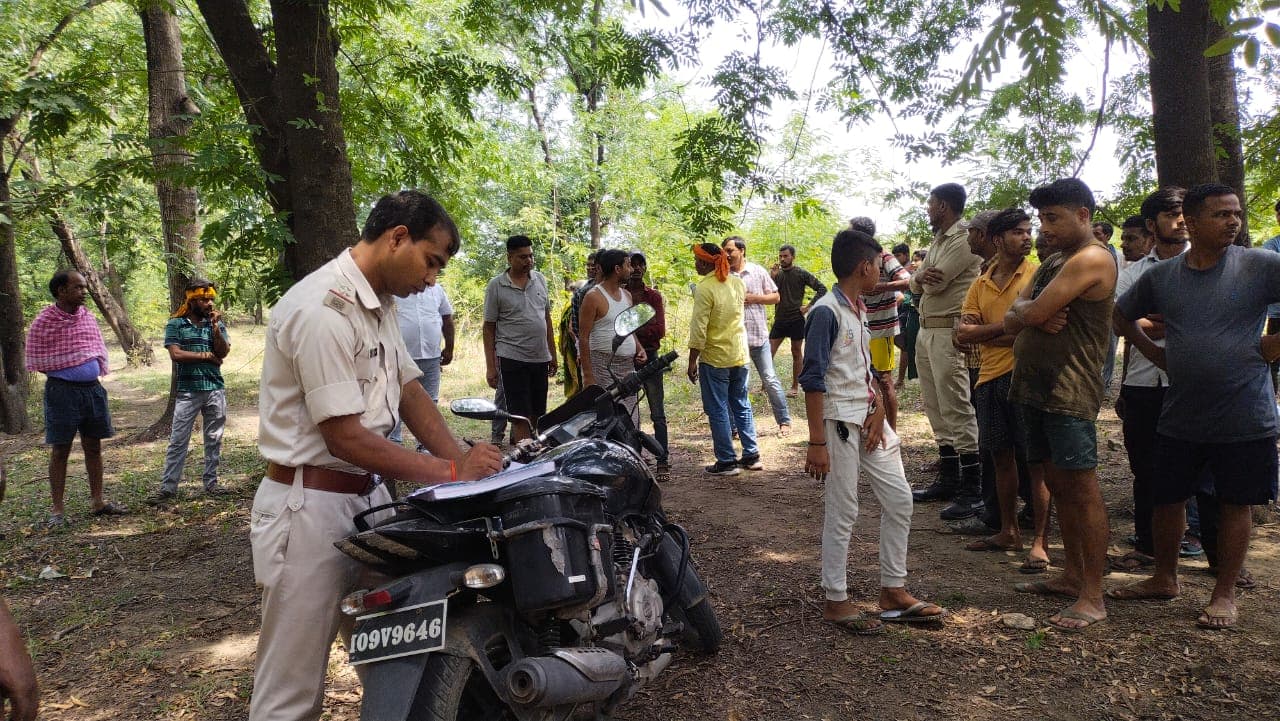 Bokaro : पेड़ से लटका मिला शव, अहले सुबह से था गायब