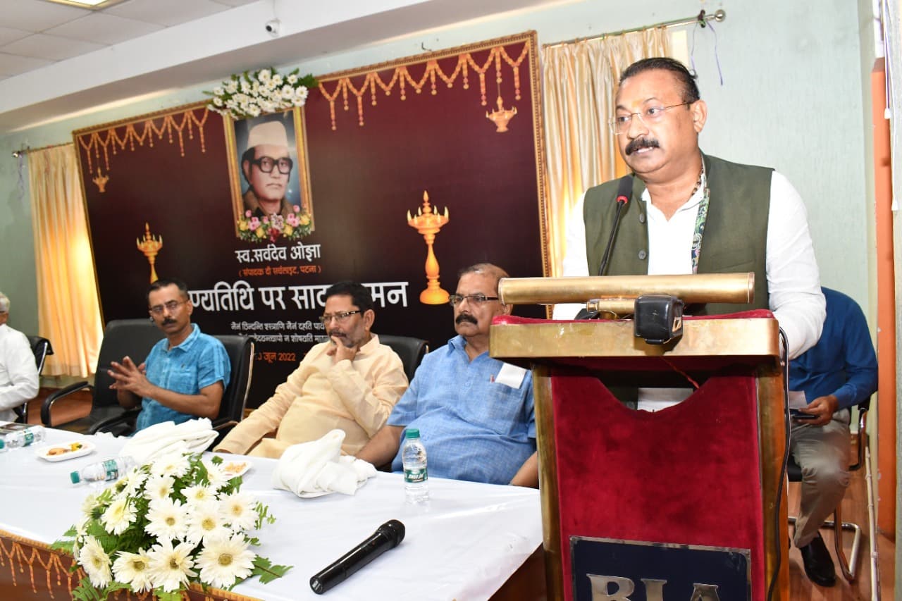 स्व. सर्वदेव ओझा को पत्रकारों ने दी श्रद्धांजलि, मंत्री अशोक चौधरी ने डॉक्यूमेंट्री का किया लोकार्पण