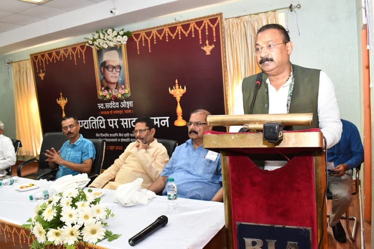 स्व. सर्वदेव ओझा को पत्रकारों ने दी श्रद्धांजलि, मंत्री अशोक चौधरी ने डॉक्यूमेंट्री का किया लोकार्पण