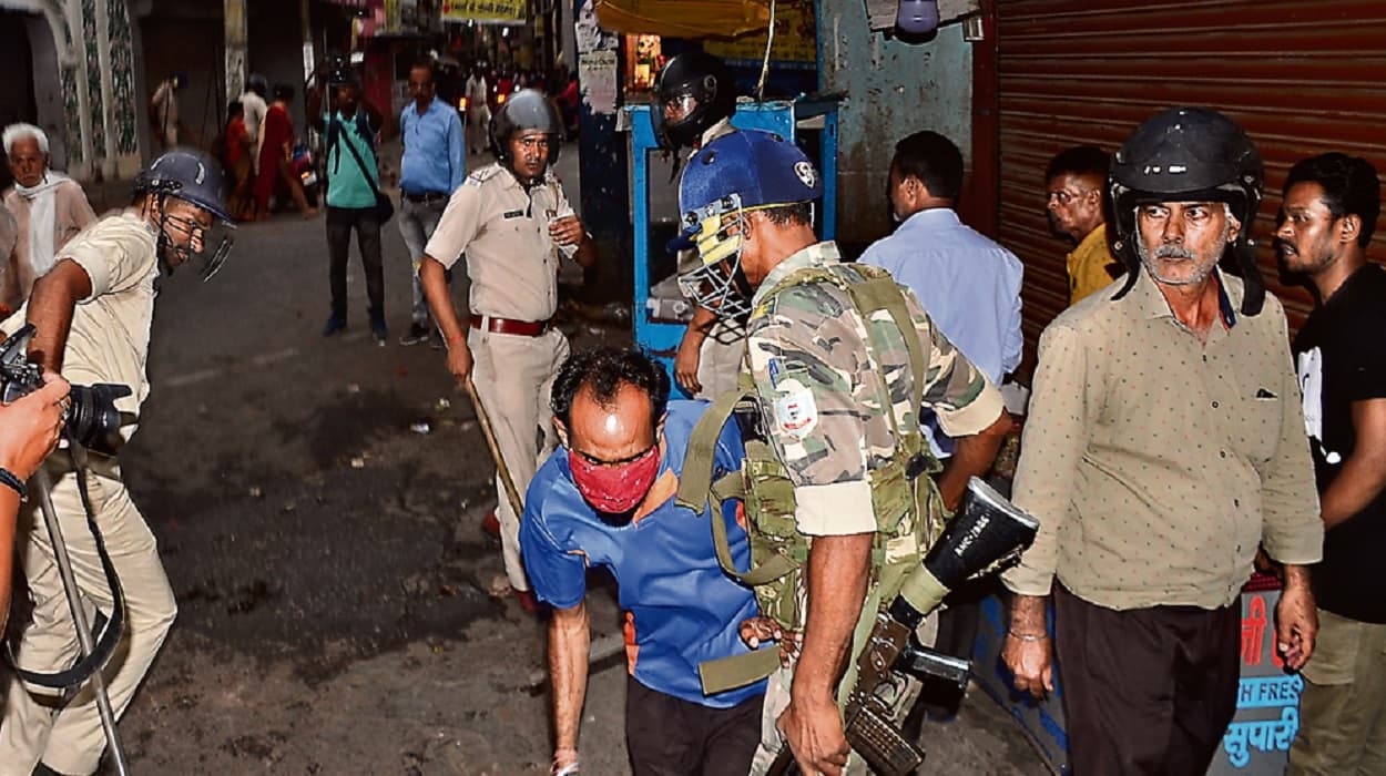 Jharkhand : मेन रोड में हुए उपद्रव की आंच शहर के कई इलाके तक पहुंची, लोगों ने गिराये दुकानों के शटर