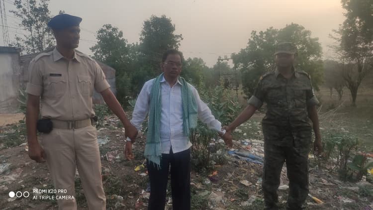 10 हजार रुपये घूस लेते खूंटपानी के सीआई हरीशचंद्र पात्रो रंगे हाथ गिरफ्तार