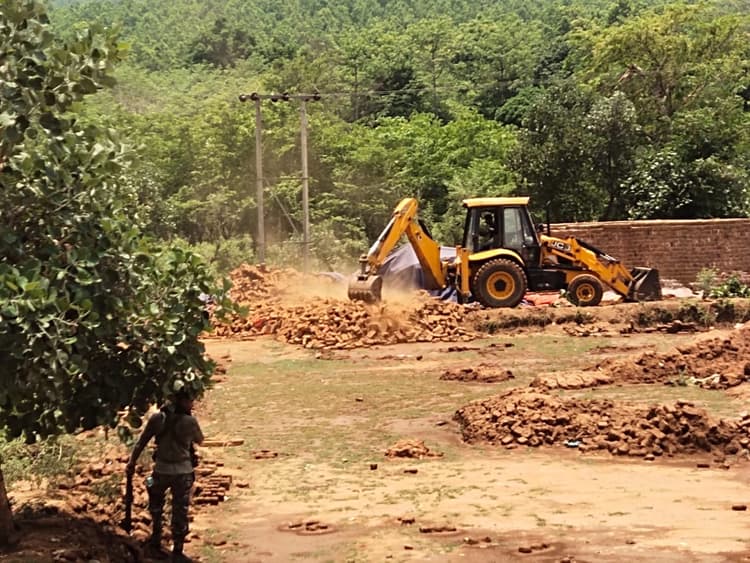 Jharkhand : सरकारी जमीन पर चल रहे अवैध ईंट भट्टा पर चला प्रशासन का बुलडोजर