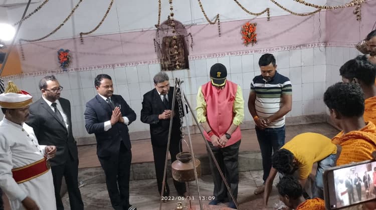 Gumla: जस्टिस एसएन पाठक पहुंचे टांगीनाथ धाम, कहा इसका विकास नहीं होना चिंता की बात