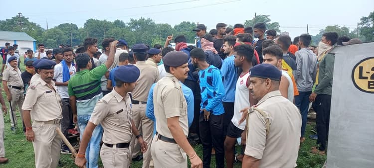 Bokaro : Agneepath योजना के विरोध में बोकारो रेलवे स्टेशन के रेलवे ट्रैक पर उतरे सैकड़ों युवा