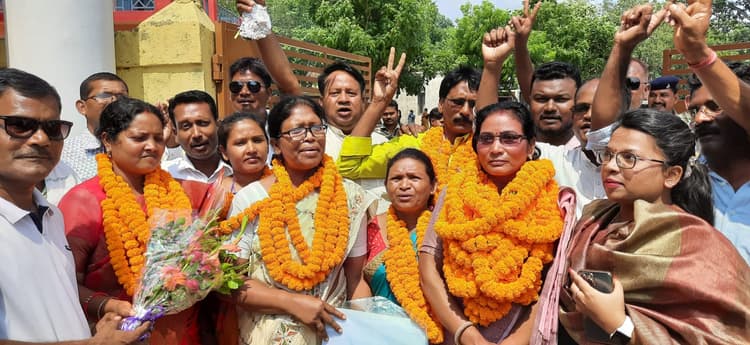 Simdega: रोस प्रतिमा सोरेंग बनी जिला परिषद अध्यक्ष, सोनी कुमारी पैंकरा को उपाध्यक्ष की जिम्मेदारी