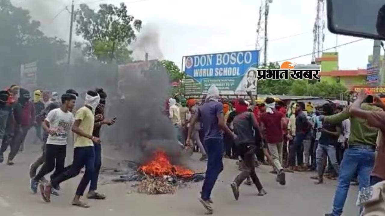 Agnipath Scheme सामाराम में फूटा प्रदर्शनकारियों का गुस्सा, सड़क पर उतरे डीएम और एसपी