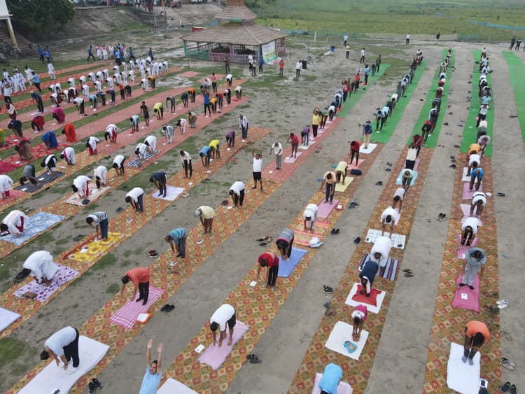 Jharkhand: साहेबगंज के ओझा टोली घाट में हुआ योग का शानदार कार्यक्रम, योगाभ्यास में लोगों ने दिखाई रुचि