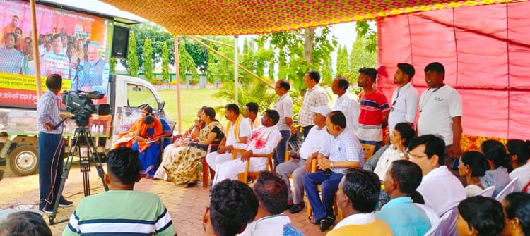 Jharkhand: सिद्धू-कान्हू, चांद-भैरव और फूलों-झानों के वंशजों ने सुनी प्रधानमंत्री की 'मन की बात'