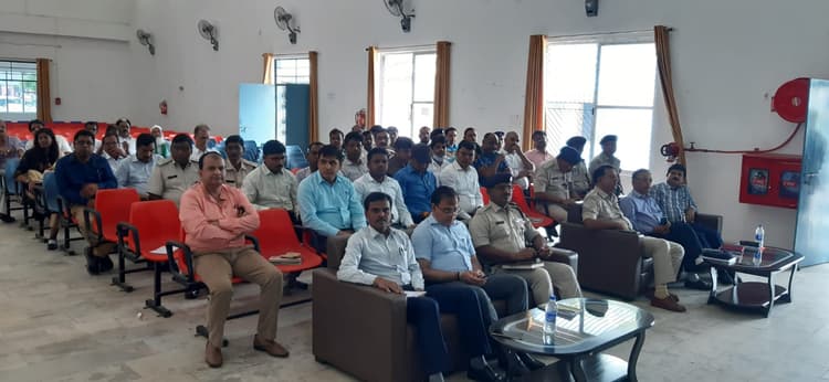 Jharkhand: लोहरदगा में हुई शांति समिति की बैठक, एसपी ने कहा सोशल मीडिया के दुरुपयोग से बचें