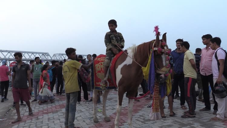 पटना के जेपी गंगा पथ पर 8 साल का गुड्डू घुड़सवारी करा कमाता है पैसे, जानें क्या है पूरी कहानी
