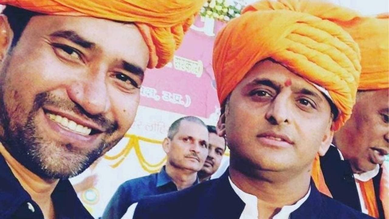 निरहुआ ने अखिलेश की भगवा पगड़ी वाली फ़ोटो शेयर कर दी जन्मदिन की बधाई, यूजर बोले जले पर नमक क्यों छिड़क रहे?