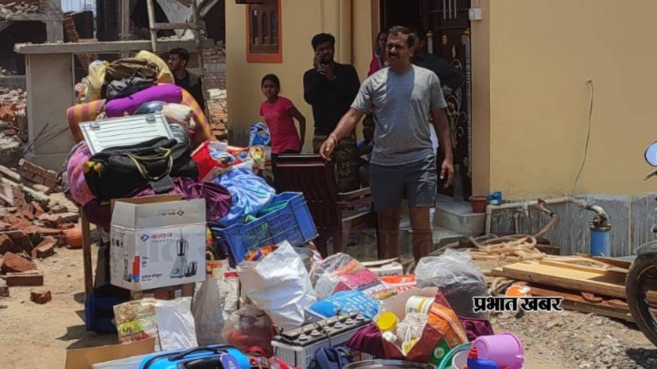 Patna rajiv nagar Photo: राजीव नगर में बुल्डोज़र को लेकर विरोध, घर छोर कर जाते दिखे लोग