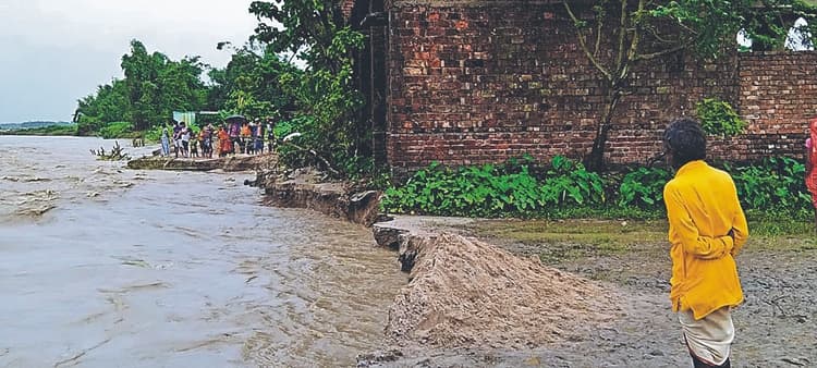 मुजफ्फरपुर में बाढ़ से घिरी 258 महिलाएं गर्भवती, 3 महीने के अंदर डिलिवरी की तिथि, जानें प्रशासन की तैयारी