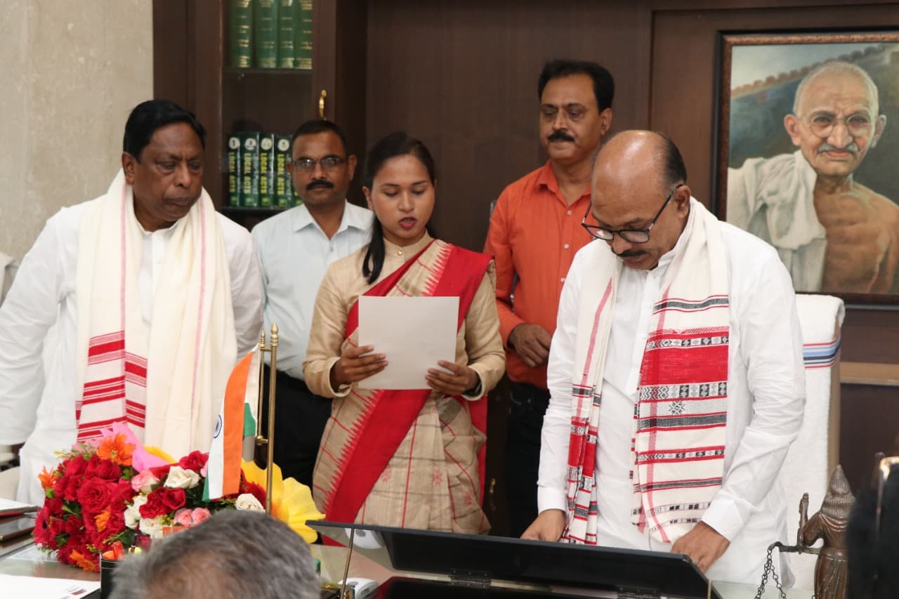 Jharkhand: नवनिर्वाचित विधायक शिल्पी नेहा तिर्की ने अंग्रेजी में ली शपथ, कहा गरीबों की बनूंगी आवाज