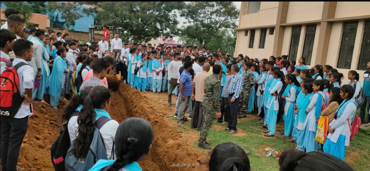 Jharkhand: गुमला के बीएन जालान कॉलेज की जमीन पर कब्जा करने का प्रयास, प्रबंधन और छात्रों ने किया विरोध