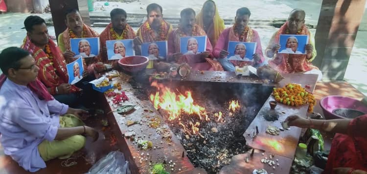 Lalu Yadav Health: लालू यादव की सलामती के लिए दुआओं का दौर शुरू, गोपालगंज से पटना तक चल रहा पूजा- पाठ