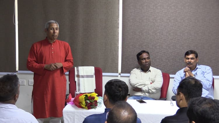 प्रभात खबर ऑफिस में बालाजी ने बताया-भूत व भविष्य माइंड को वर्तमान में केंद्रित करेंगे तो स्ट्रेस होगा दूर