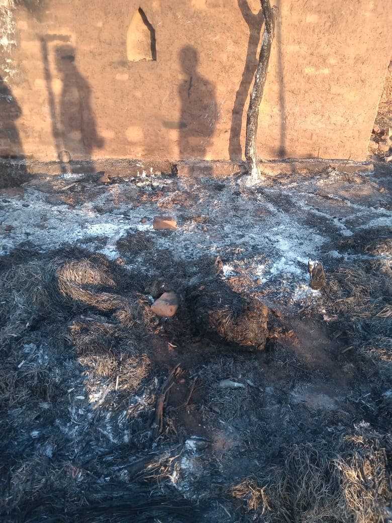 Jharkhand: पलामू में मिट्टी हटाने को लेकर हुए विवाद में जमकर हुई मारपीट, घर में लगा दी आग