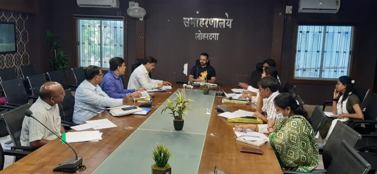 Jharkhand: नीति आयोग की ओर से निर्धारित बेसलाइन डेटा की हुई समीक्षा, डीसी ने कहा आंकड़ों को करें अपडेट