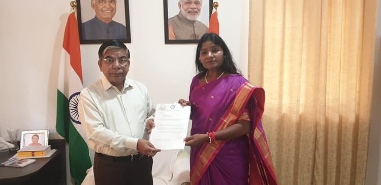 केंद्रीय शिक्षा राज्यमंत्री सुभाष सरकार से मिली मेयर आशा लकड़ा, बीएड कॉलेज को मान्यता दिलाने का अनुरोध