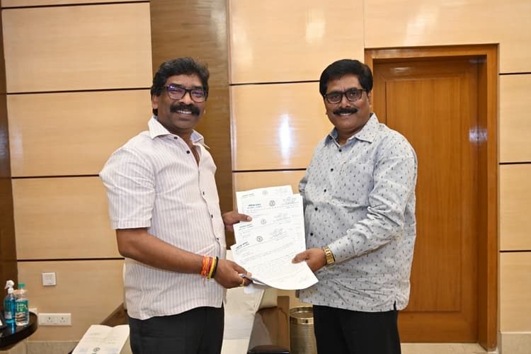 गोमिया की कैंसर पीड़िता को सीएम ने दिये 2 लाख रुपये, पूर्व विधायक योगेंद्र प्रसाद ने सौंपा मांग पत्र