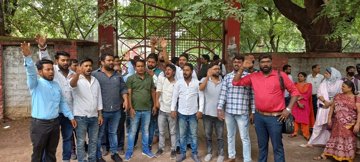 जिस नियम को लेकर विश्वविद्यालयों में हो रहा हंगामा, सरकार ने उसपर कोई फैसला ही नहीं लिया