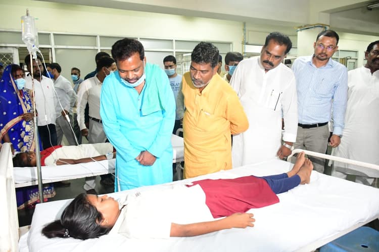 बीजीएच में वज्रपात से घायल बच्चों से मिले शिक्षा मंत्री, कहा राज्य के सभी स्कूल में लगेंगे तड़ित चालक