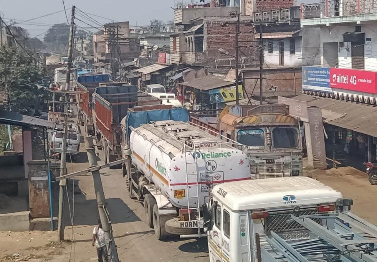 झारखंड की लाइफ लाइन NH 32 पर दो दशक से लग रहा जाम, गाड़ियों के शोर से कराह रही सात हजार से अधिक आबादी