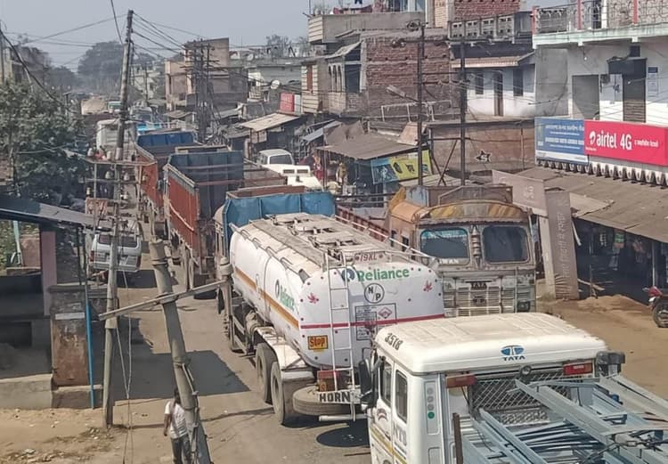 झारखंड की लाइफ लाइन NH 32 पर दो दशक से लग रहा जाम, गाड़ियों के शोर से कराह रही सात हजार से अधिक आबादी