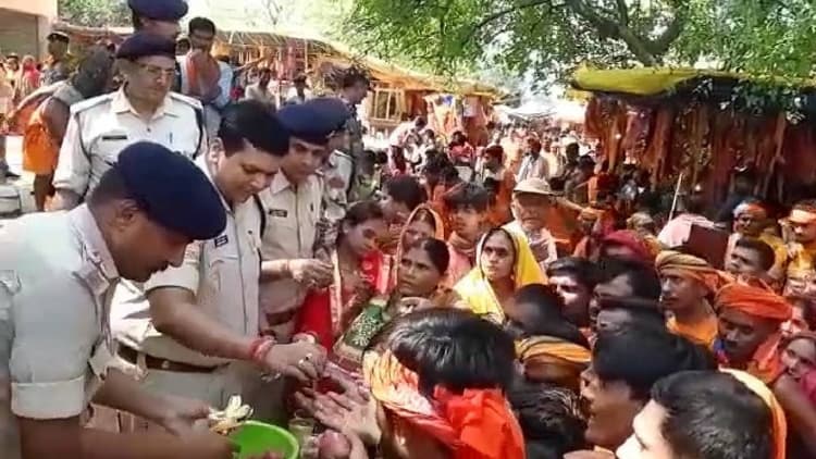 कैमूर पहाड़ी के गुप्ता धाम का जायजा लेने पहुंचे रोहतास एसपी, कराया श्रद्धालुओं को जलपान