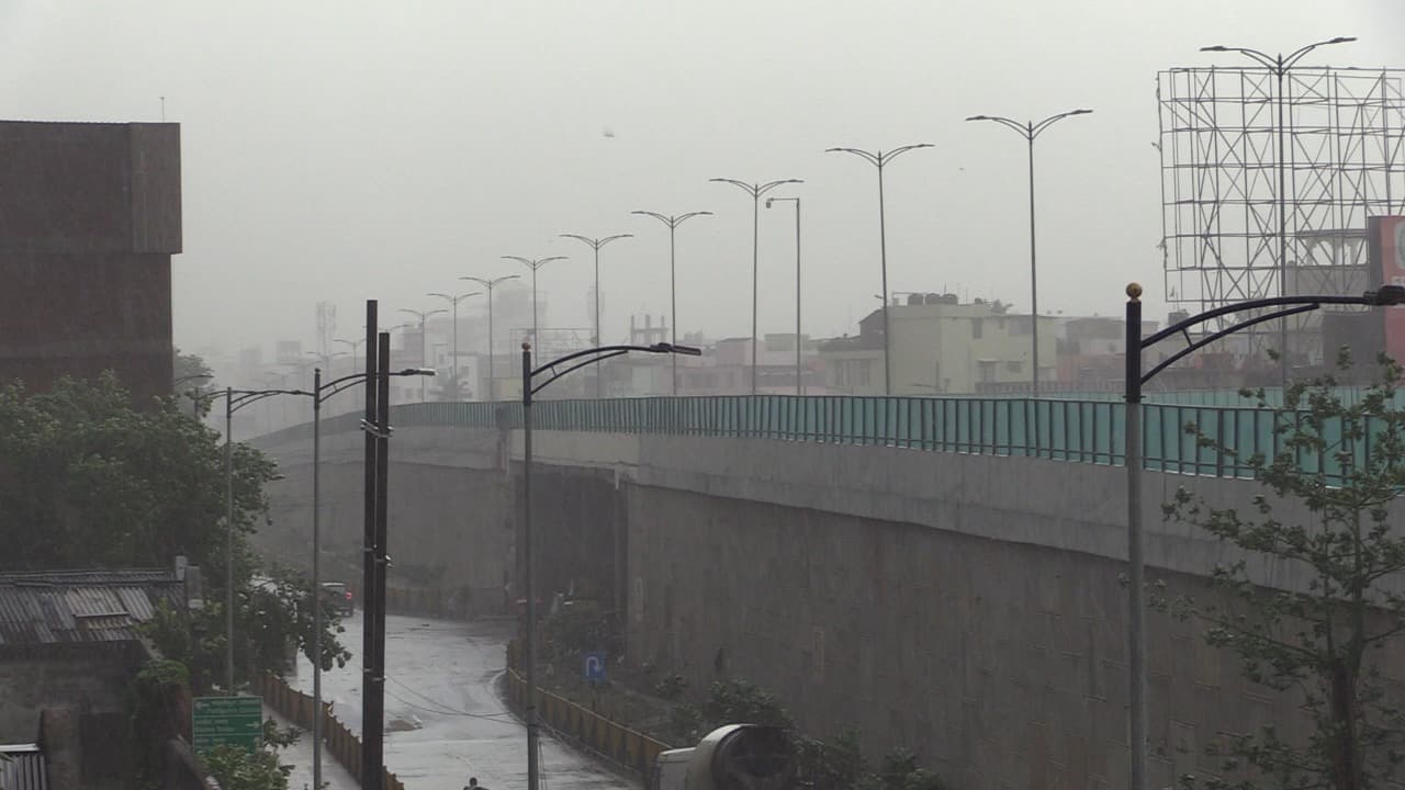 Bihar Weather News: झमाझम बारिश से मौसम हुआ सुहाना, कई इलाकों में जलजमाव से लोगों की बढ़ी परेशानी