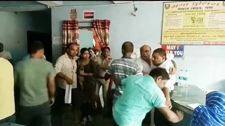 Bihar News: पति-पत्नी के रिश्ते में 'वो' की इंट्री पर थाने में बवाल, देखिए वीडियो और जानिए क्या है मामला
