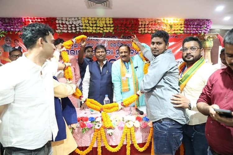 तीन दिवसीय दौरे पर क्योंझर पहुंचे केंद्रीय मंत्री अर्जुन मुंडा, बड़बिल में युवाओं के साथ किया संवाद