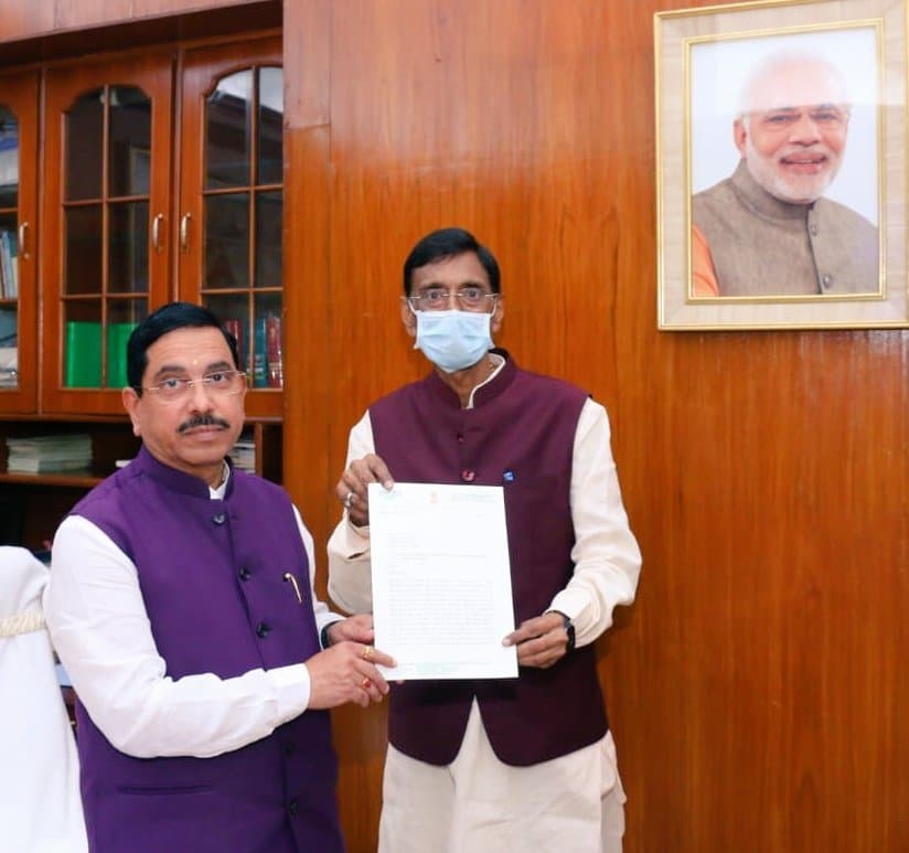 केंद्रीय कोयला मंत्री प्रल्हाद जोशी से मिले संजय सेठ, बंद खदानों के पानी के बेहतर उपयोग का किया आग्रह