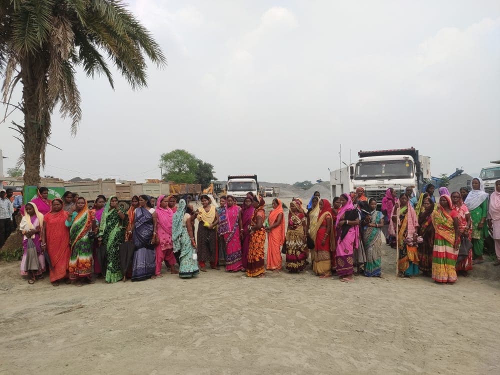 धनबाद के तोपचांची में स्टोन क्रशर के खिलाफ गोलबंद हुई महिलाएं, ब्लास्टिंग को कराया बंद