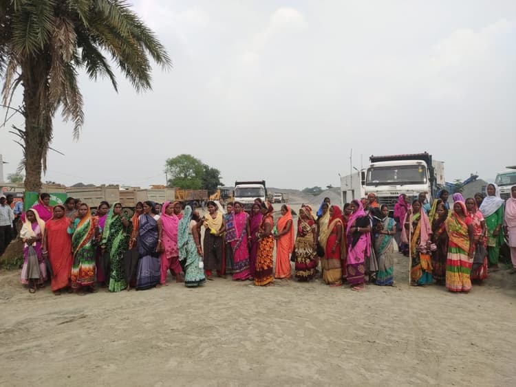 धनबाद के तोपचांची में स्टोन क्रशर के खिलाफ गोलबंद हुई महिलाएं, ब्लास्टिंग को कराया बंद