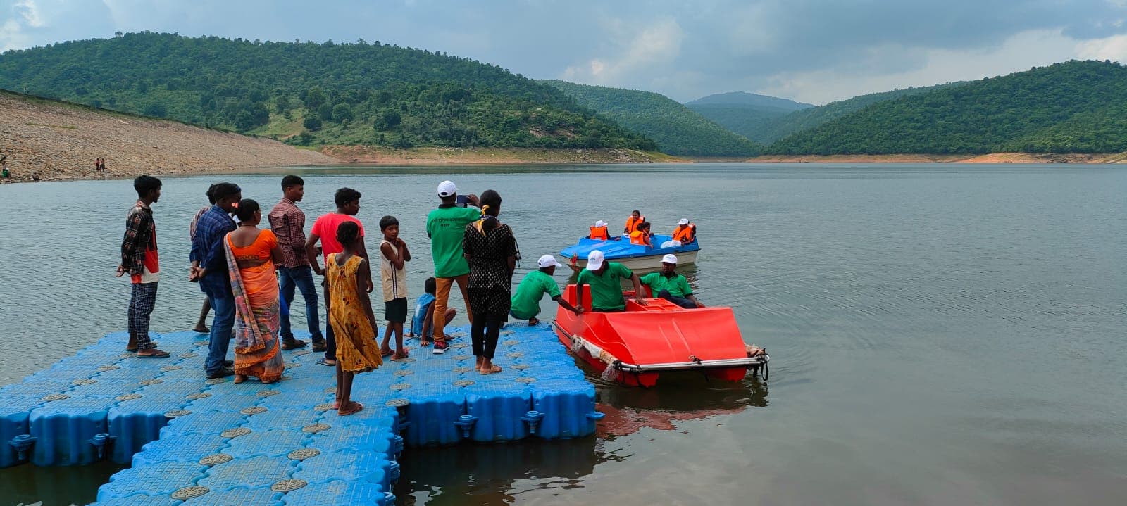 पश्चिमी सिंहभूम के नकटी डैम में नौका विहार शुरू, पर्यटकों ने उठाया आनंद